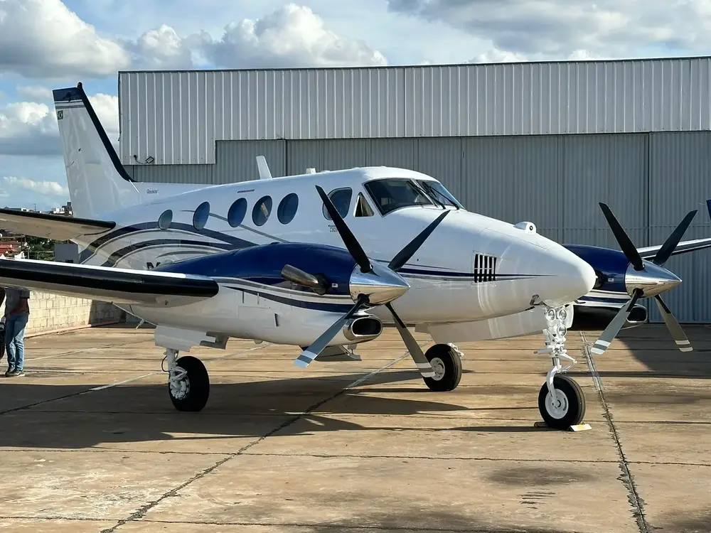 7616/beechcraft-king-air-c90b-1996-flightmarket-id-7616-07560.webp