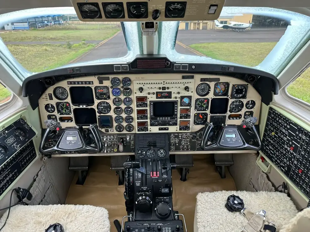 7432/beechcraft-king-air-350-2000-flightmarket-id-7432-40125.webp
