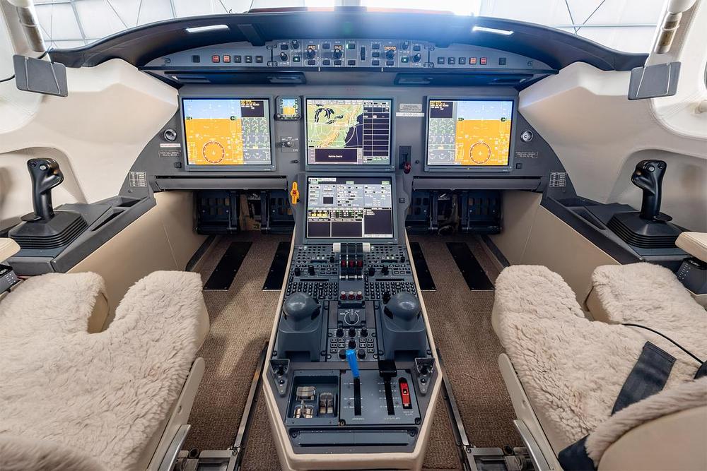 04-cockpit1_211_N496AC.jpg