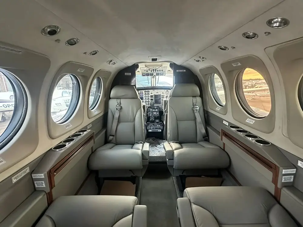 7616/beechcraft-king-air-c90b-1996-flightmarket-id-7616-07563.webp