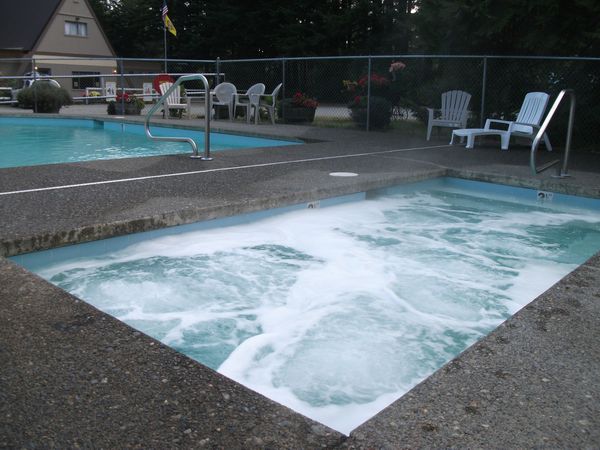 Heated pool/14 foot long hot tub