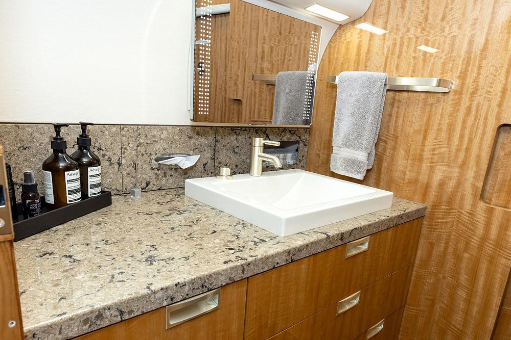 17-G650ER-sn-6285-Aft_Lav-Sink.jpg