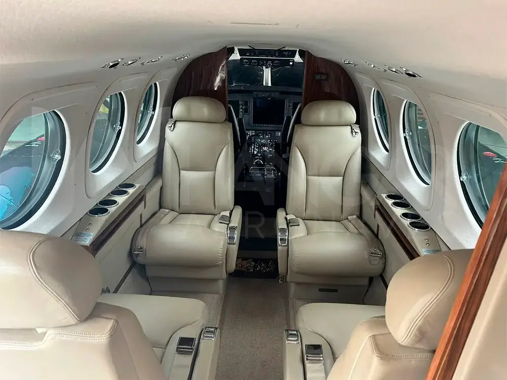 7122/beechcraft-king-air-c90gtx-2015-flightmarket-id-7122-36076.webp