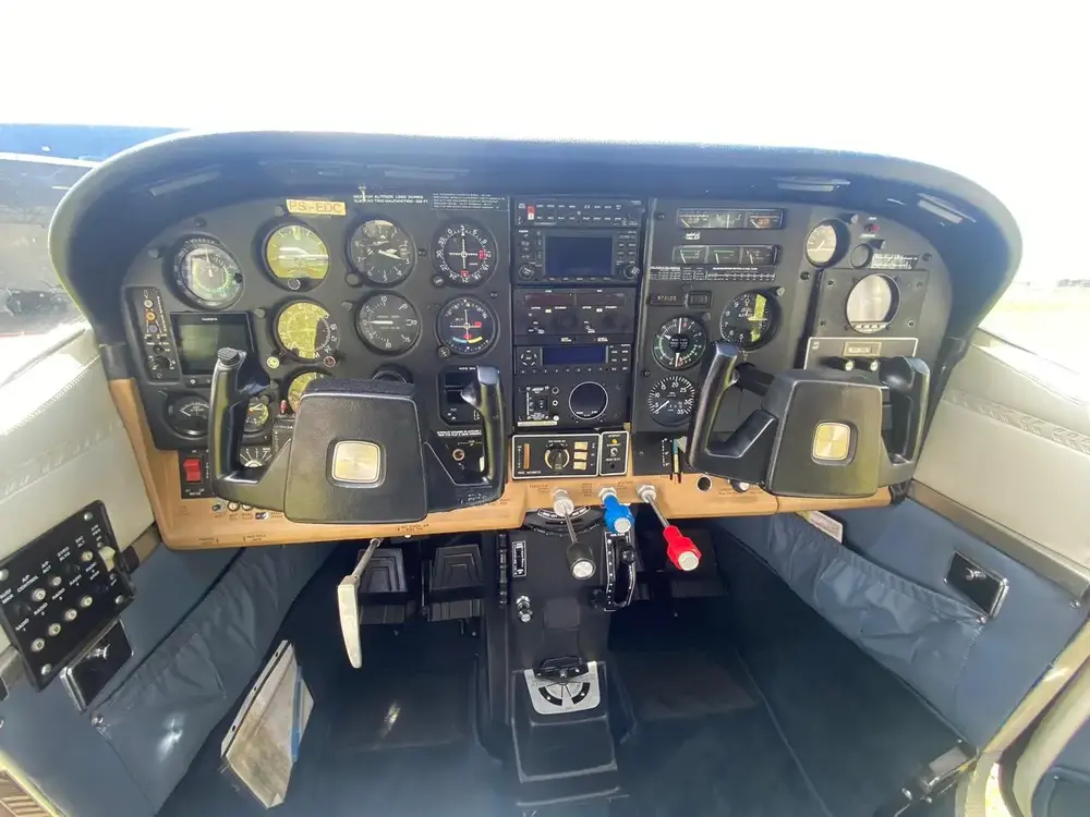 7339/cessna-210-centurion-1977-flightmarket-id-7339-05263.webp