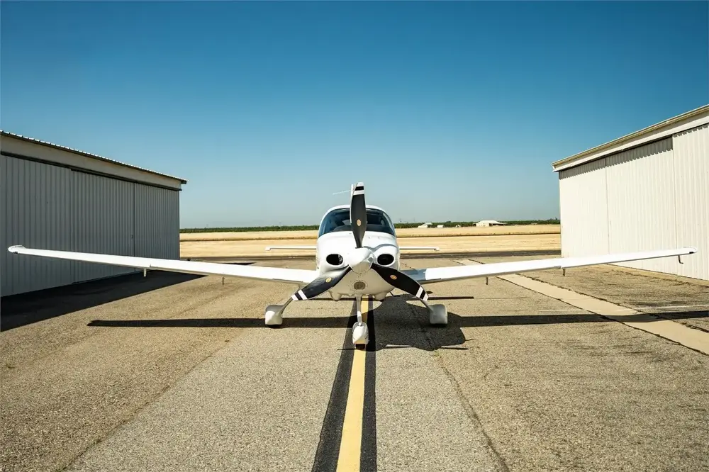 7425/cirrus-sr22-g5-turbo-2015-flightmarket-id-7425-32572.webp