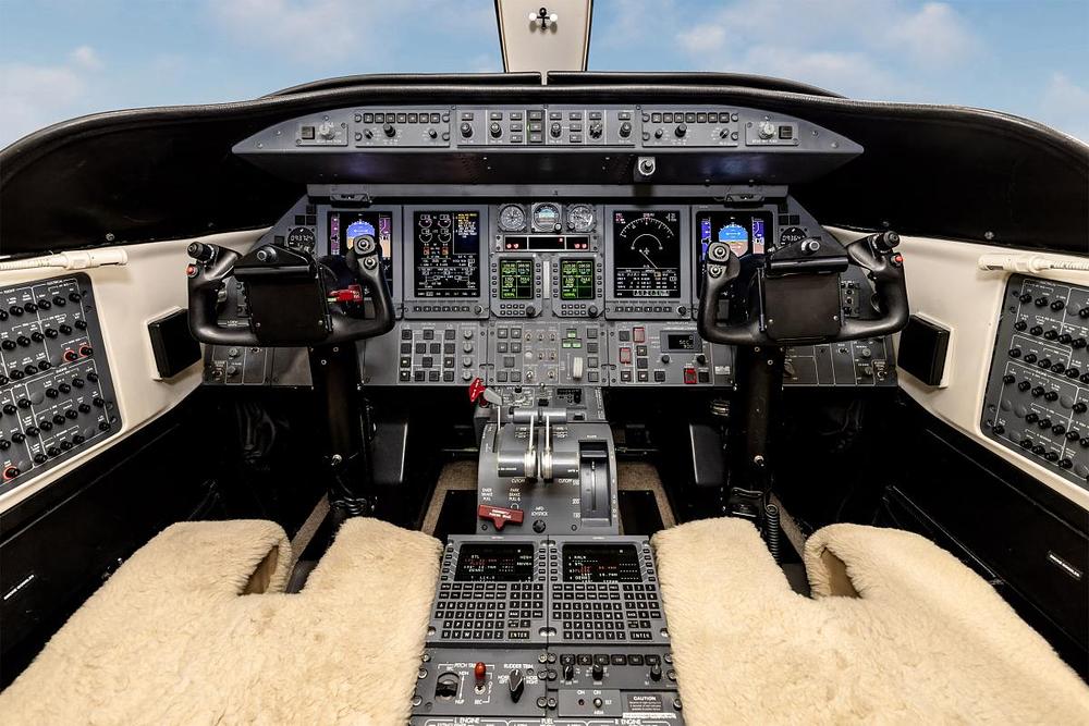 21-cockpit1_45-143_N917BE.jpg