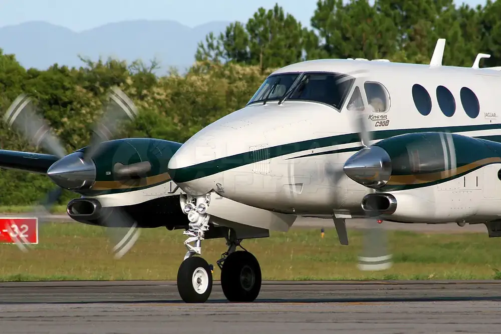 7089/beechcraft-king-air-c90b-2000-flightmarket-id-7089-23134.webp
