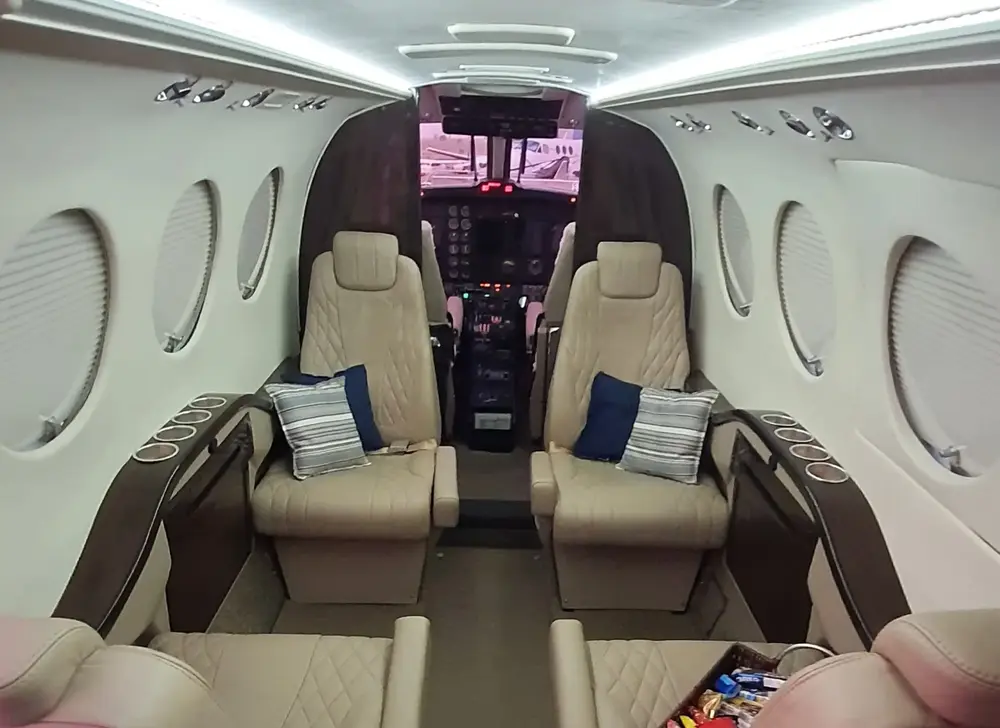 7409/beechcraft-king-air-f90-1982-flightmarket-id-7409-41342.webp