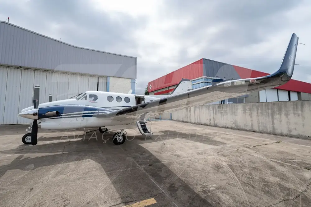 7413/beechcraft-king-air-c90gtx-2011-flightmarket-id-7413-08521.webp