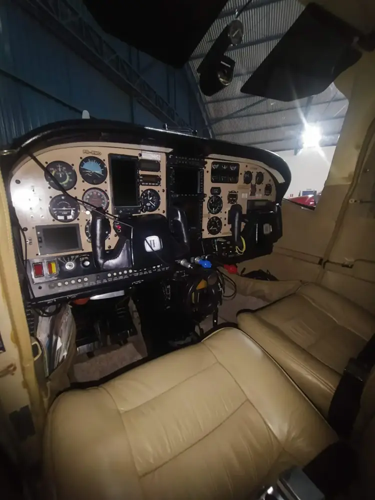 7380/cessna-210m-centurion-1977-flightmarket-id-7380-10100.webp