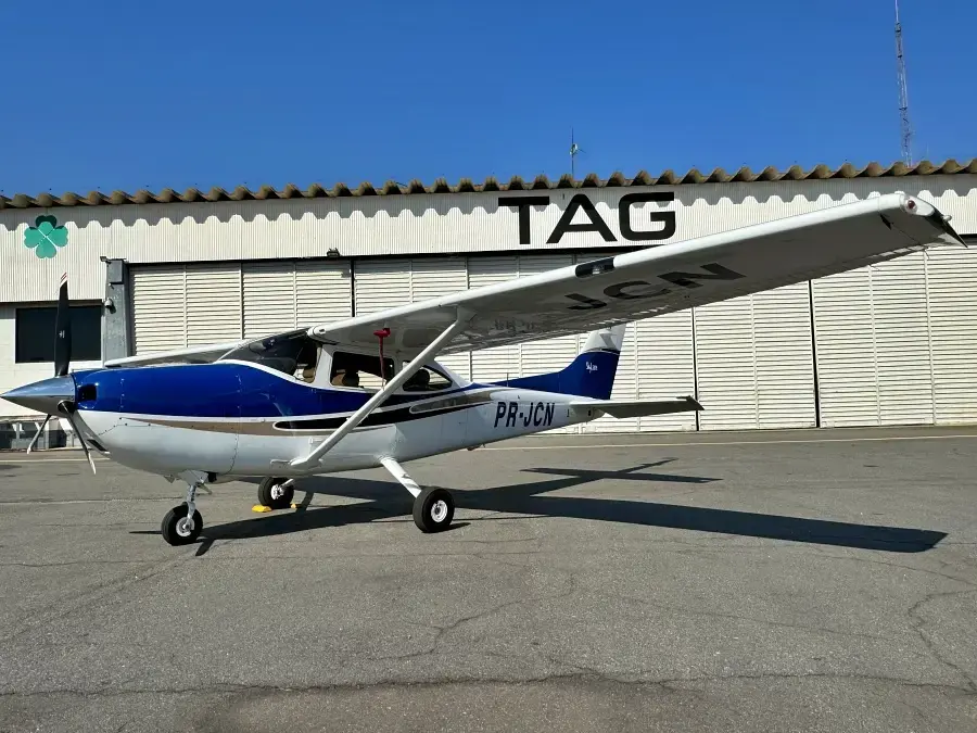 7452/cessna-182t-skylane-2004-flightmarket-id-7452-47521.webp