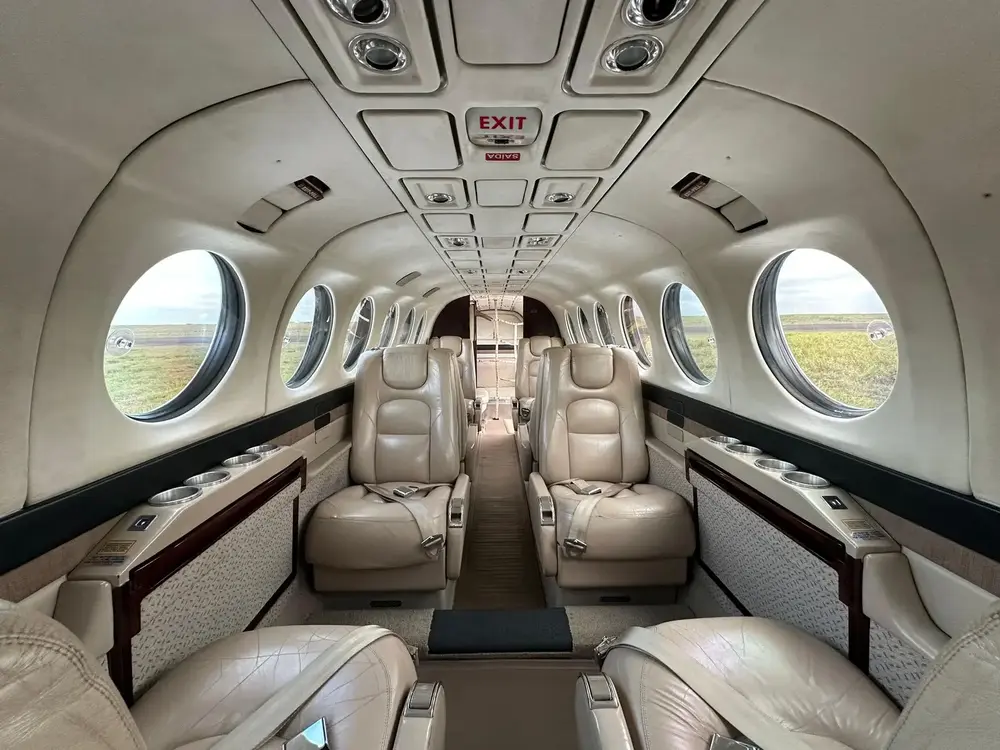 7432/beechcraft-king-air-350-2000-flightmarket-id-7432-40123.webp