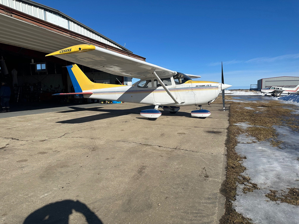 1975 Cessna 172II right view(1)_1.jpg