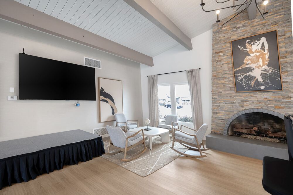 17 3700 Buchanan St Riverside CA 92503 USA Living room AW3I9898