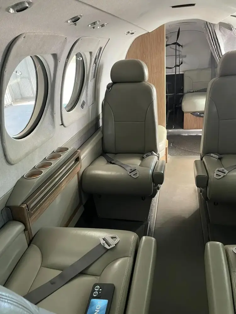 7244/beechcraft-king-air-c90a-1985-flightmarket-id-7244-02151.webp