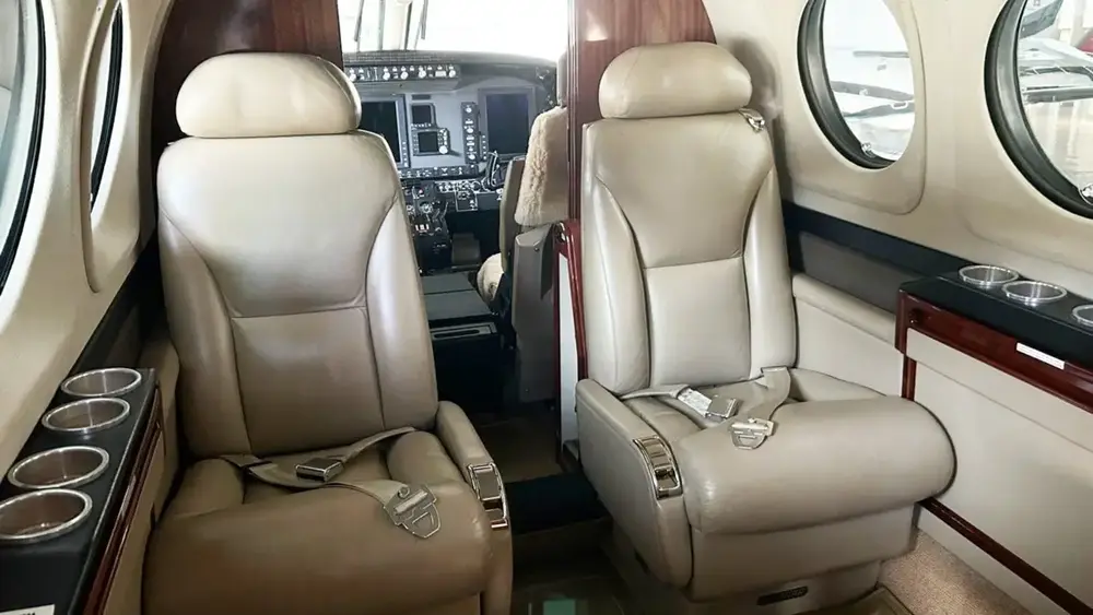 7437/beechcraft-king-air-c90gti-2009-flightmarket-id-7437-49283.webp