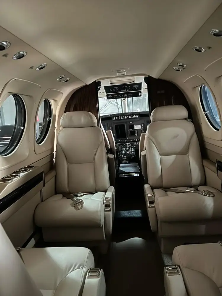 7606/beechcraft-king-air-c90gti-2008-flightmarket-id-7606-12421.webp