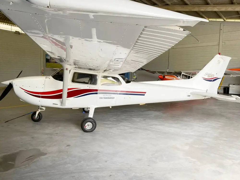 7352/cessna-172-skyhawk-1999-flightmarket-id-7352-32281.webp