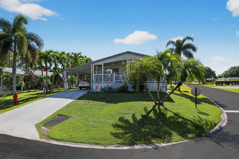 27 4290 Royal Manor Blvd Boynton Beach FL 33436 Exterior 984A3823