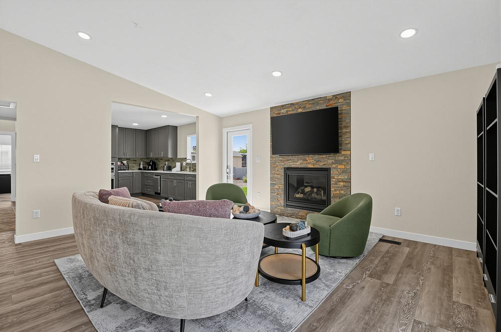 06 1500 N Angel St Living room 1297