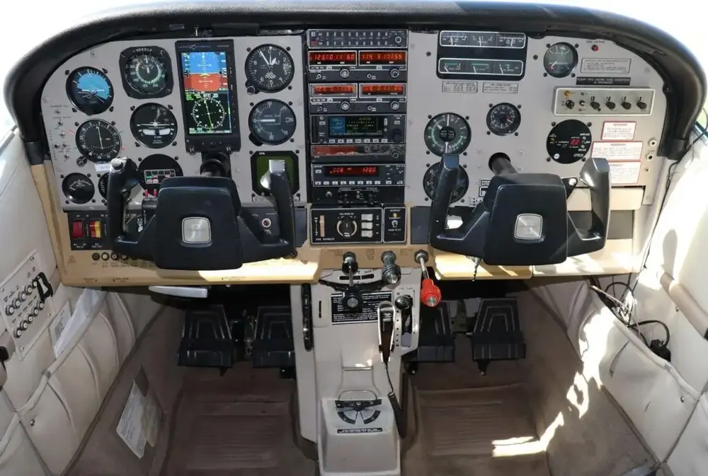 7236/cessna-210m-centurion-1977-flightmarket-id-7236-39471.webp