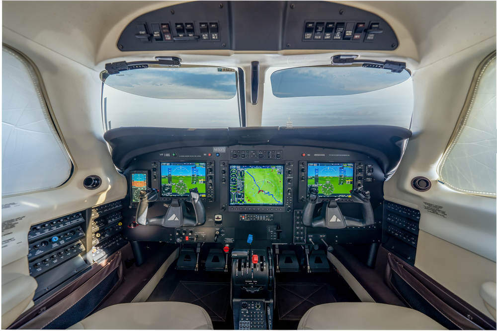 3. N630ES_Cockpit.jpg