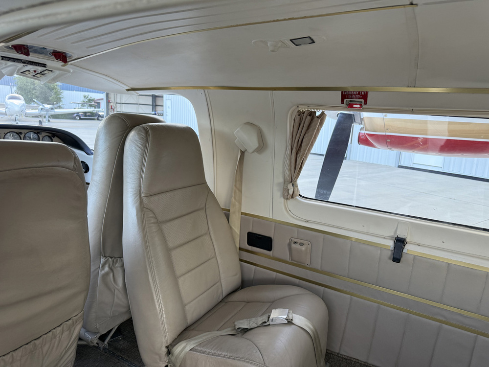 Interior i Partenavia N564BC_1.jpg