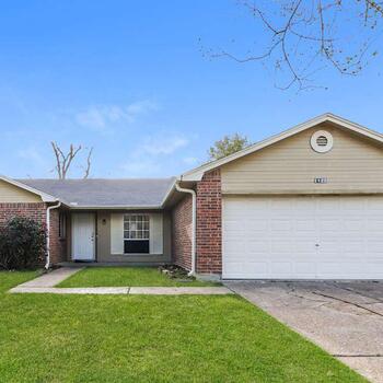 Photo of Charming 4 Bedroom, 2 Bath Residence.