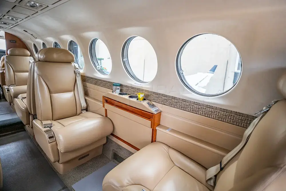 6876/beechcraft-king-air-350-2009-flightmarket-id-6876-38384.webp