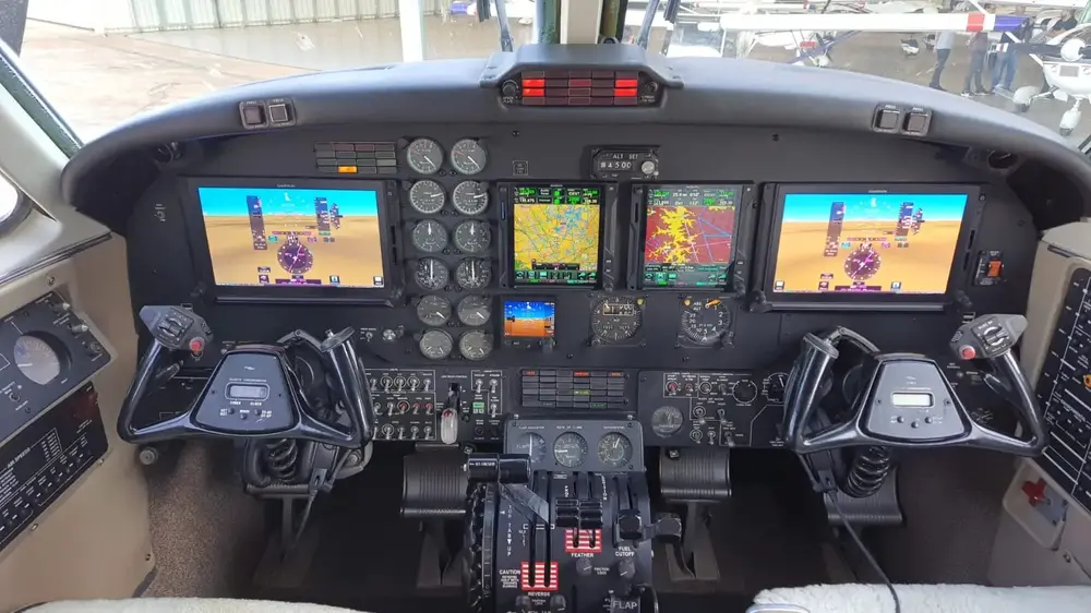 7409/beechcraft-king-air-f90-1982-flightmarket-id-7409-41341.webp