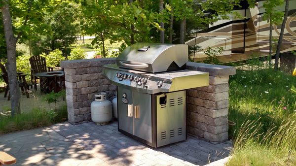 Photo of outdoor kitchen/grill