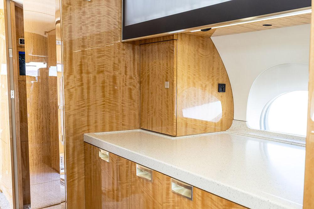19-G650ER-sn-6285-Fwd_Galley-right.jpg