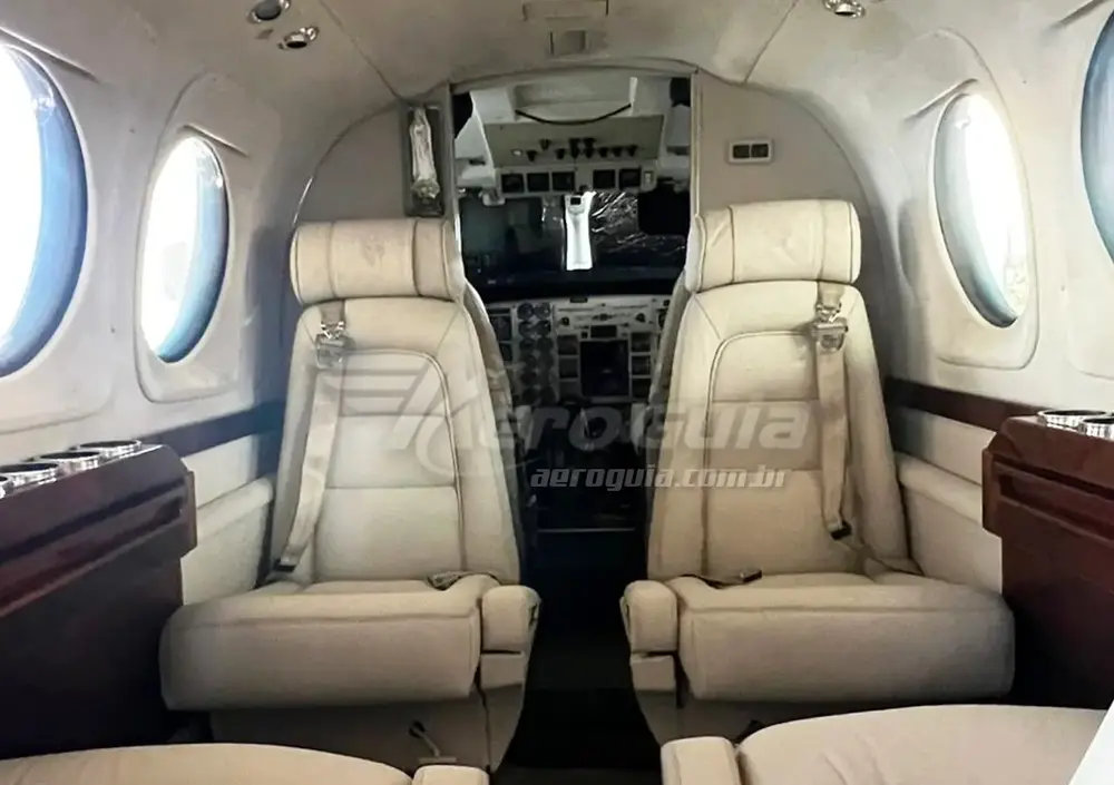 7179/beechcraft-king-air-c90b-2000-flightmarket-id-7179-49564.webp