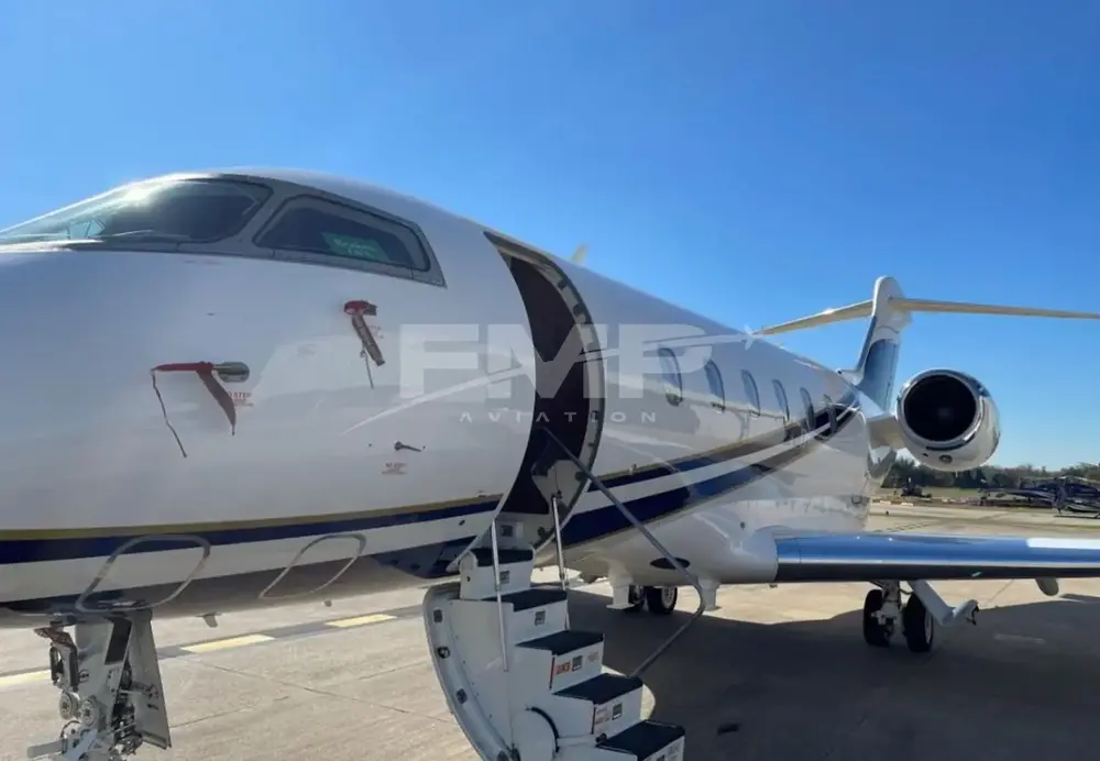 7412/bombardier-challenger-300-2004-flightmarket-id-7412-05081.webp