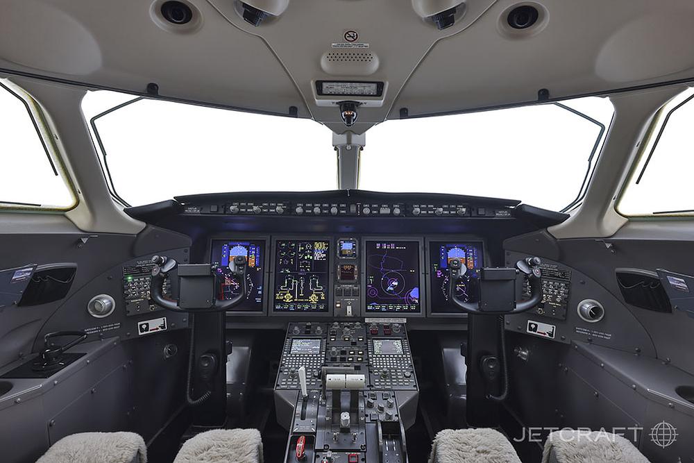 CL300_sn 20371_cockpit_ej_-10.jpg