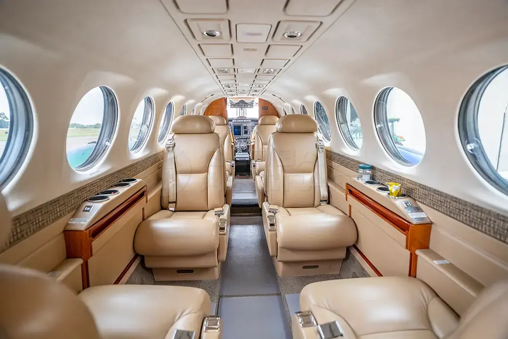 6876/beechcraft-king-air-350-2009-flightmarket-id-6876-38382.webp