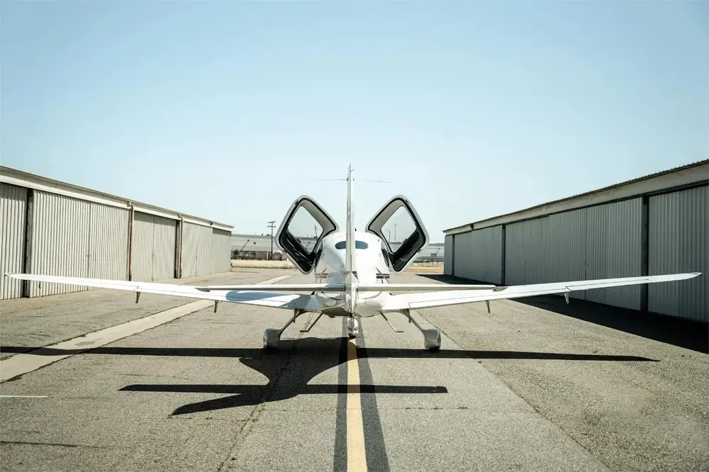 7425/cirrus-sr22-g5-turbo-2015-flightmarket-id-7425-32573.webp