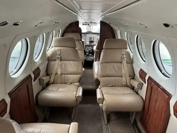 7764/beechcraft-king-air-b200-1982-flightmarket-id-7764-06264.webp