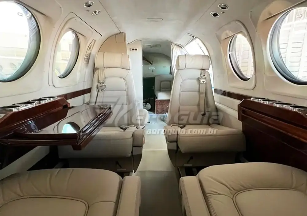 7179/beechcraft-king-air-c90b-2000-flightmarket-id-7179-49562.webp