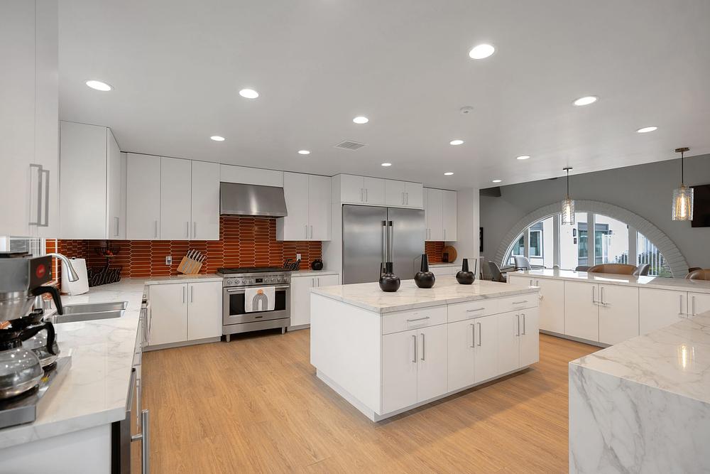 20 3700 Buchanan St Riverside CA 92503 USA Kitchen AW3I9899