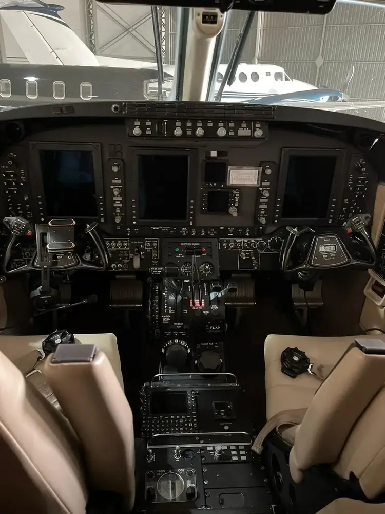 7606/beechcraft-king-air-c90gti-2008-flightmarket-id-7606-12422.webp