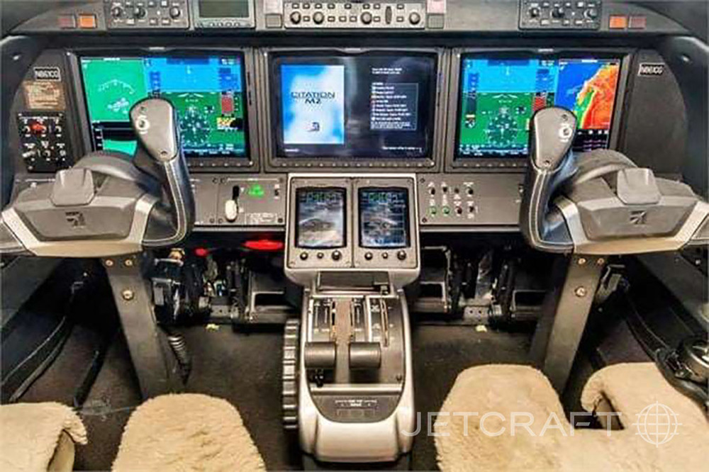 Citation M2 sn 525-851_cockpit.jpg