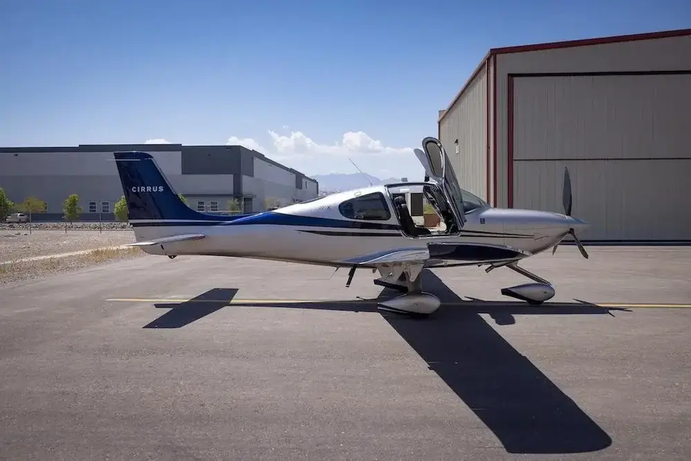 7590/cirrus-sr22-g6-2017-flightmarket-id-7590-19201.webp