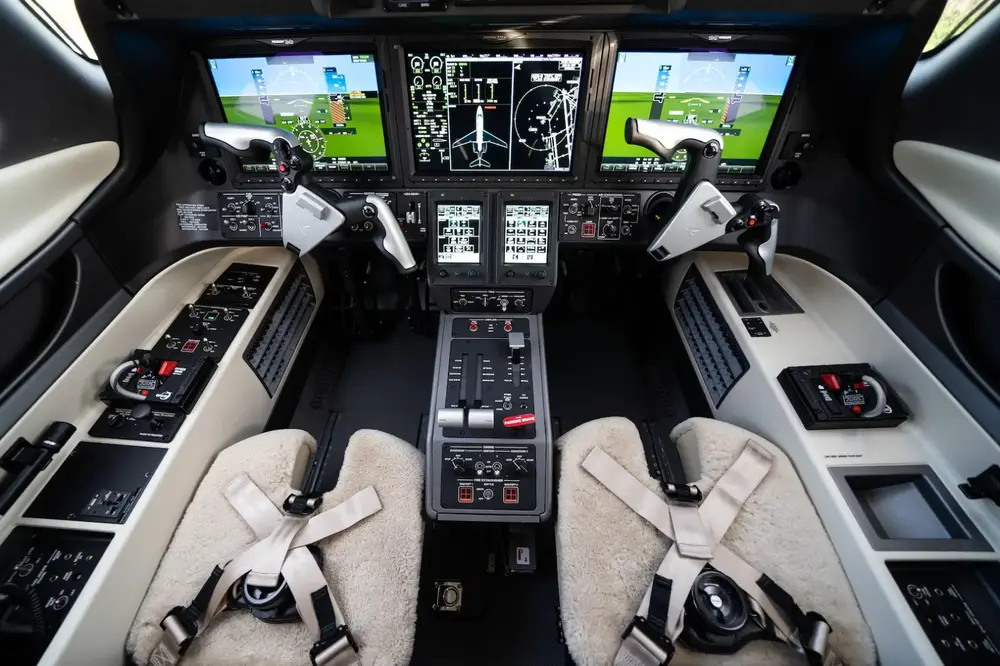 7745/embraer-phenom-300e-2019-flightmarket-id-7745-29031.webp
