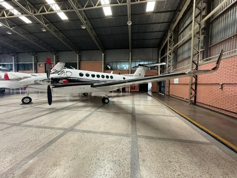 6928/beechcraft-king-air-350-2006-flightmarket-id-6928-12051.webp