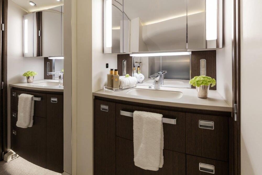 Dassault Falcon 900LX_Lavatory 1.jpg