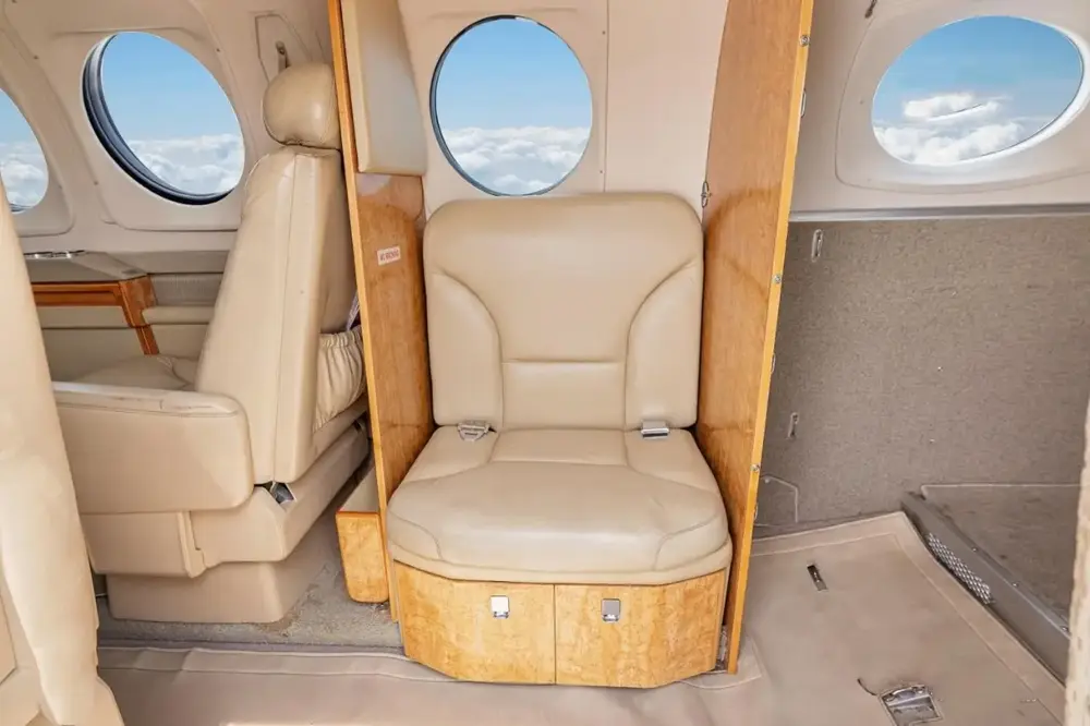 7297/beechcraft-king-air-c90gti-2009-flightmarket-id-7297-32277.webp