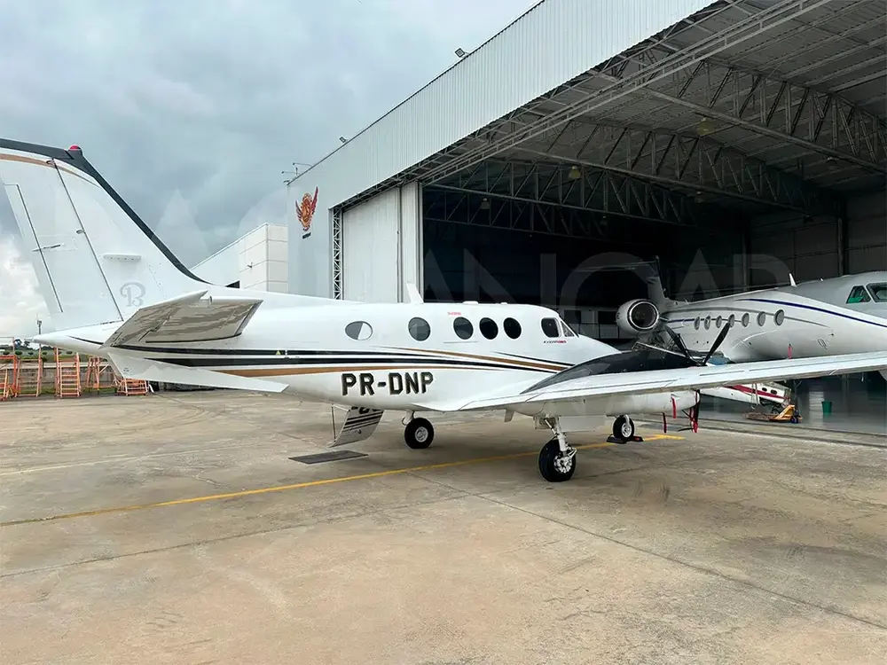 7122/beechcraft-king-air-c90gtx-2015-flightmarket-id-7122-36071.webp