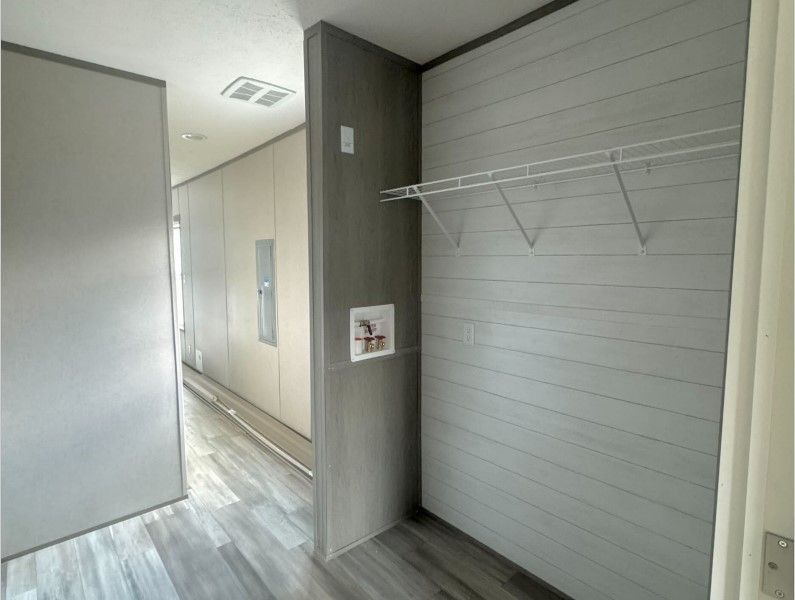Mainroom.closet