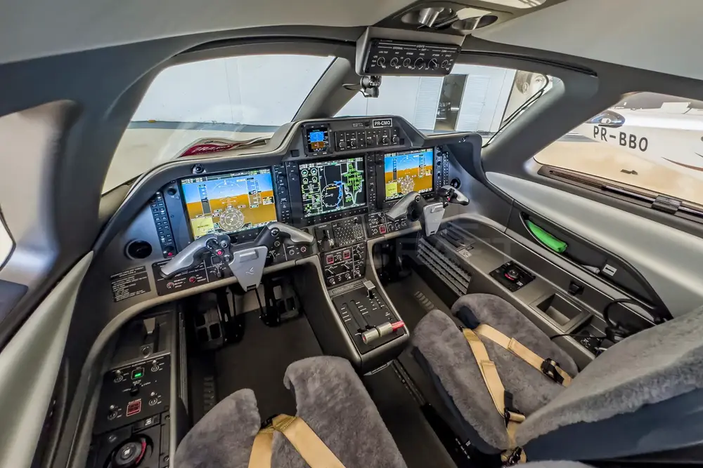 7186/embraer-phenom-100-2013-flightmarket-id-7186-27222.webp